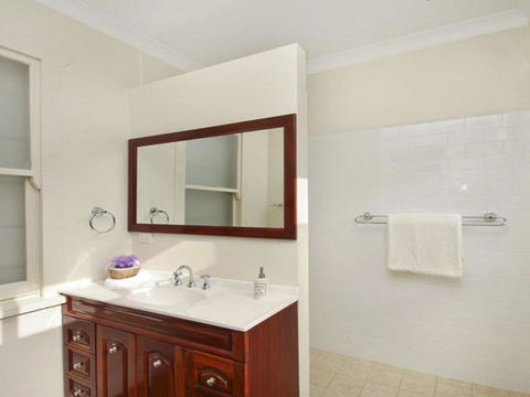 Robin Hill Manor Rambling Retreat & Tennis Court - Surfers Gold Coast 4