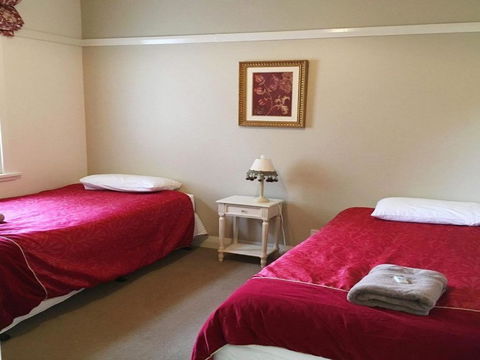 Robin Hill Manor Rambling Retreat & Tennis Court - Surfers Gold Coast 5