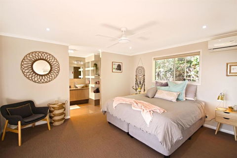 STUNNING HOME WITH SPECTACULAR VIEWS & CLOSE TO THE BEACH - Surfers Gold Coast 2