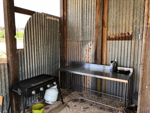 Bed In A Shed Vineyard Stay - Surfers Gold Coast 3
