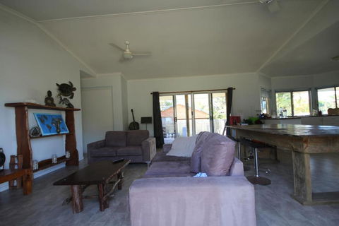 CASTAWAY BEACH HOUSE - Surfers Gold Coast 4