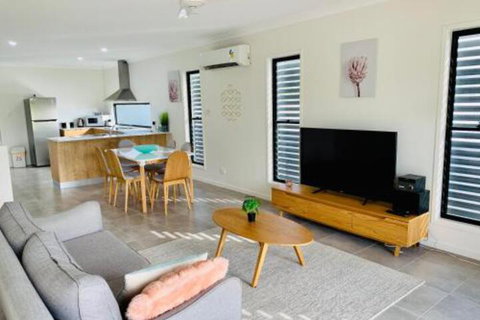 WHITSUNDAY Brand New Townhouse Close To Boardwalk - Surfers Gold Coast 0