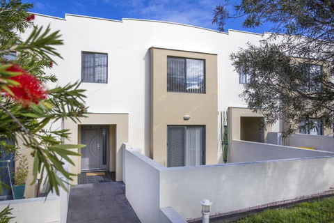 Dolphin Views Unit 5 Of 14 Dolphin St - Surfers Gold Coast 6