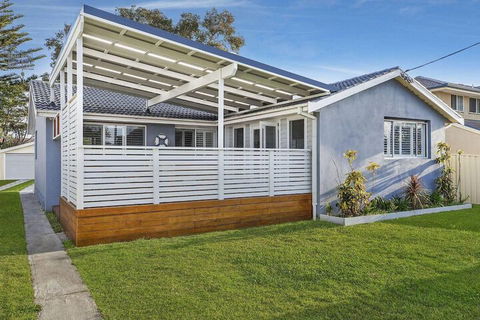 Blue Summer House - Surfers Gold Coast 1