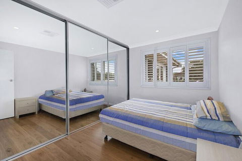 Blue Summer House - Surfers Gold Coast 6