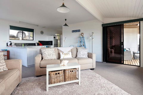KINGFISHER COTTAGE Beachfront At The Binalong Bay - Surfers Gold Coast 6