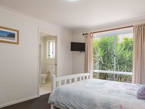 Lovely Modern Villa Amidst Peaceful Surroundings - Surfers Gold Coast 1