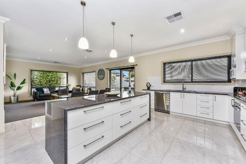 Accommodation On Lansell 2 - Surfers Gold Coast 1