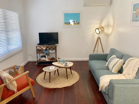 Yaringa Cottage...by The Sea - Surfers Gold Coast 4