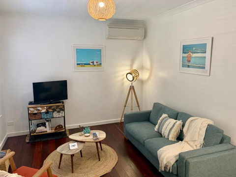 Yaringa Cottage...by The Sea - Surfers Gold Coast 3
