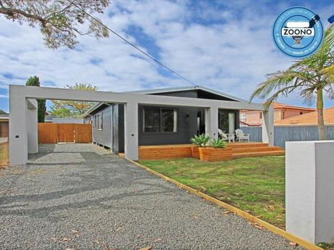 Shady Palms Modern Beach House With Studio - Surfers Gold Coast 3