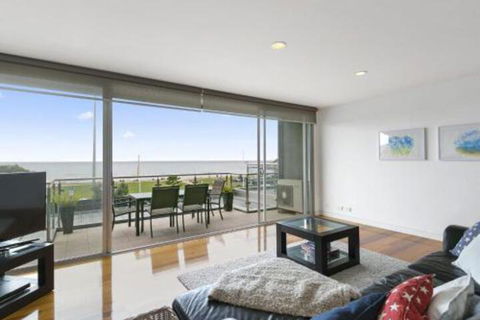LOUTTIT BAY APARTMENT 1 Free Wifi Ocean Views & The Ultimate Location - Surfers Gold Coast 0