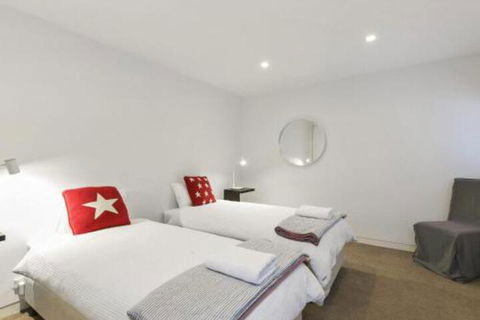 LOUTTIT BAY APARTMENT 1 Free Wifi Ocean Views & The Ultimate Location - Surfers Gold Coast 7