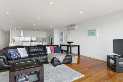 LOUTTIT BAY APARTMENT 1 Free Wifi Ocean Views & The Ultimate Location - Surfers Gold Coast 6