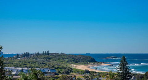Waves At Caves - Surfers Gold Coast 1