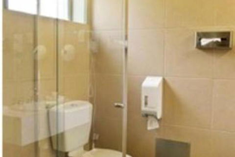Classic Queen Room 2 In Oakleigh - Surfers Gold Coast 2