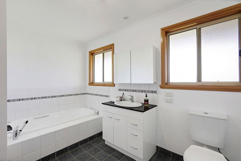 Yarragon 4 Bedroom House In Gippsland - Surfers Gold Coast 5