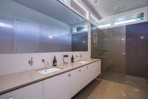 Kalina Retreat Tennis & Pool - Surfers Gold Coast 3