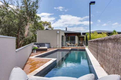 Kalina Retreat Tennis & Pool - Surfers Gold Coast 0