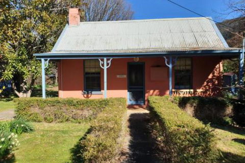 Redruth 2 Bedroom Cottage Situated In Wandiligong - Surfers Gold Coast 0
