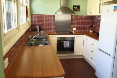 Redruth 2 Bedroom Cottage Situated In Wandiligong - Surfers Gold Coast 3