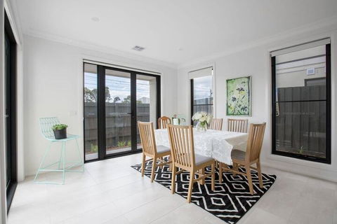 Captivating Large 4br@narre Warren - Surfers Gold Coast 5