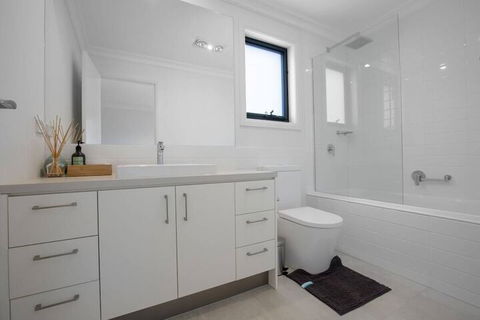 Captivating Large 4br@narre Warren - Surfers Gold Coast 7