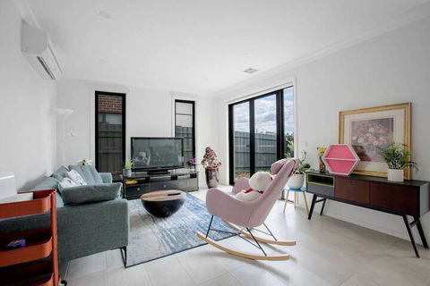 Captivating Large 4br@narre Warren - Surfers Gold Coast 4