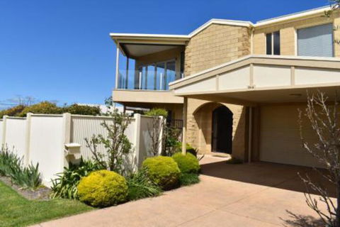 VIEWS FOREVER INVERLOCH - Surfers Gold Coast 0