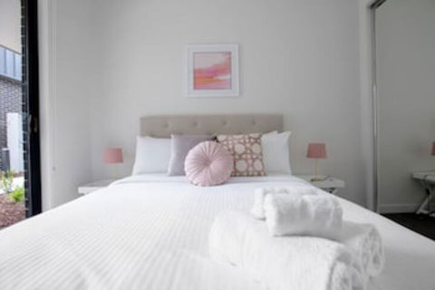 Designer Warm Homeatmooneeponds+parking / Wifi - Surfers Gold Coast 0