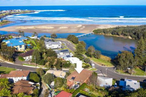 Seven Smiles Riverside Location & Ocean Views - Surfers Gold Coast 0