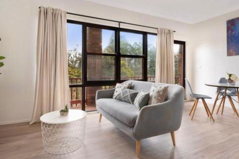 Seven Smiles Riverside Location & Ocean Views - Surfers Gold Coast 5