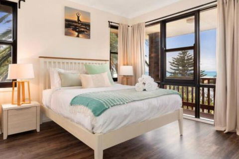 Seven Smiles Riverside Location & Ocean Views - Surfers Gold Coast 3