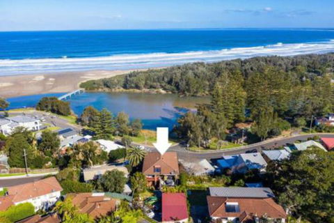 Seven Smiles Riverside Location & Ocean Views - Surfers Gold Coast 2
