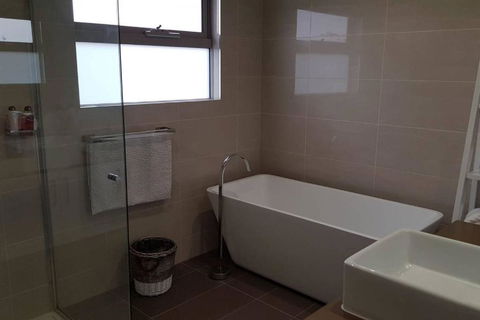CHELSEA Family Home Close To Beach & Shops - Surfers Gold Coast 1