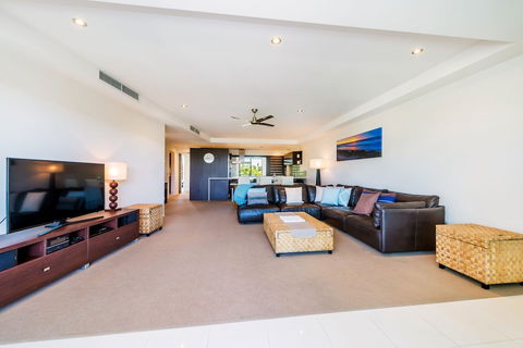 Stylish Beach Side Apartment Unit 5 33 Lorikeet Drive - Surfers Gold Coast 4