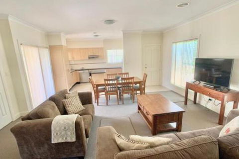 Spacious 2 Bed 2 Bath Villa Central Location Quiet - Surfers Gold Coast 0