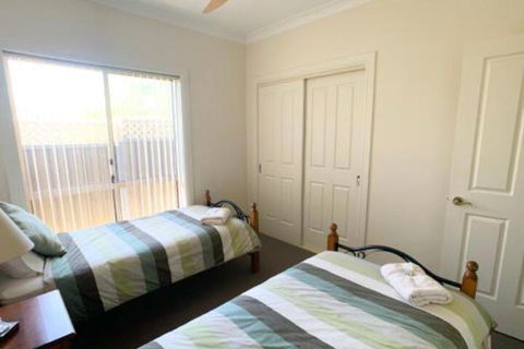 Spacious 2 Bed 2 Bath Villa Central Location Quiet - Surfers Gold Coast 3
