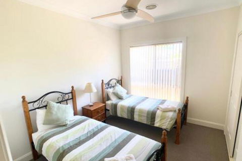 Spacious 2 Bed 2 Bath Villa Central Location Quiet - Surfers Gold Coast 5