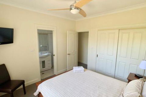 Spacious 2 Bed 2 Bath Villa Central Location Quiet - Surfers Gold Coast 2