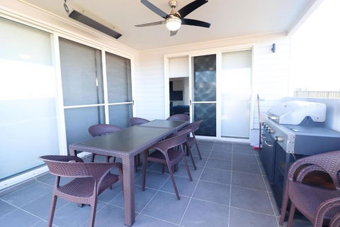Surfers Paradise At Catherine Hill Bay - Surfers Gold Coast 4