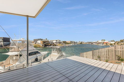Anchored Access To The Gippsland Lakes - Surfers Gold Coast 6