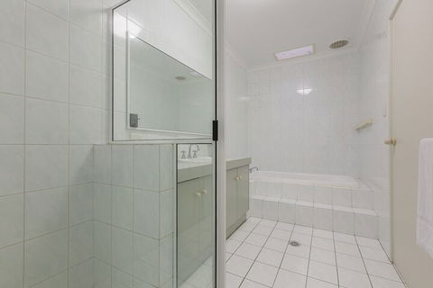 The Burswood Townhouse - Surfers Gold Coast 5