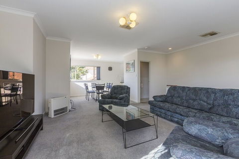 The Burswood Townhouse - Surfers Gold Coast 4