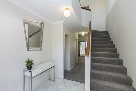 The Burswood Townhouse - Surfers Gold Coast 2