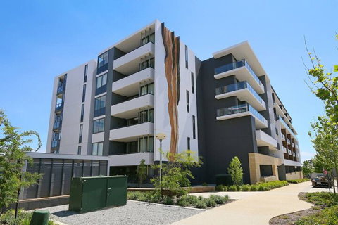 Large Modern 2 Bedroom Apartment Near Lake Claremont - Surfers Gold Coast 1