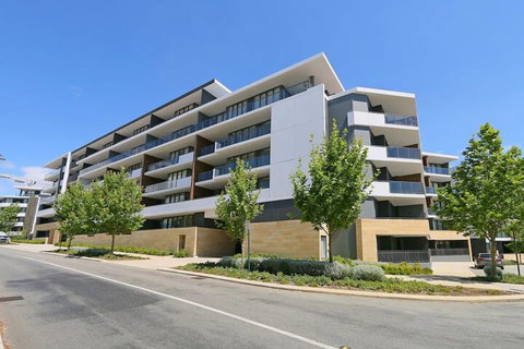 Large Modern 2 Bedroom Apartment Near Lake Claremont - Surfers Gold Coast 6