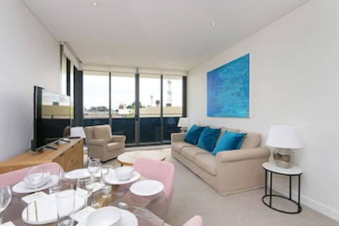 Large Modern 2 Bedroom Apartment Near Lake Claremont - Surfers Gold Coast 0