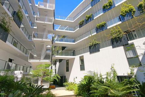 Large Modern 2 Bedroom Apartment Near Lake Claremont - Surfers Gold Coast 3