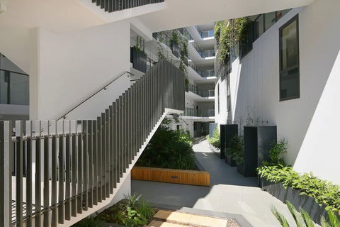 Large Modern 2 Bedroom Apartment Near Lake Claremont - Surfers Gold Coast 7